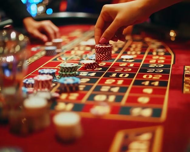 fantastik 4d platform interface showing live dealer table and mobile app on phone