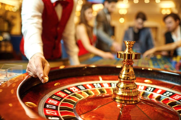 Live roulette table on fantastik 4d mobile app showing wheel, betting layout, and dealer